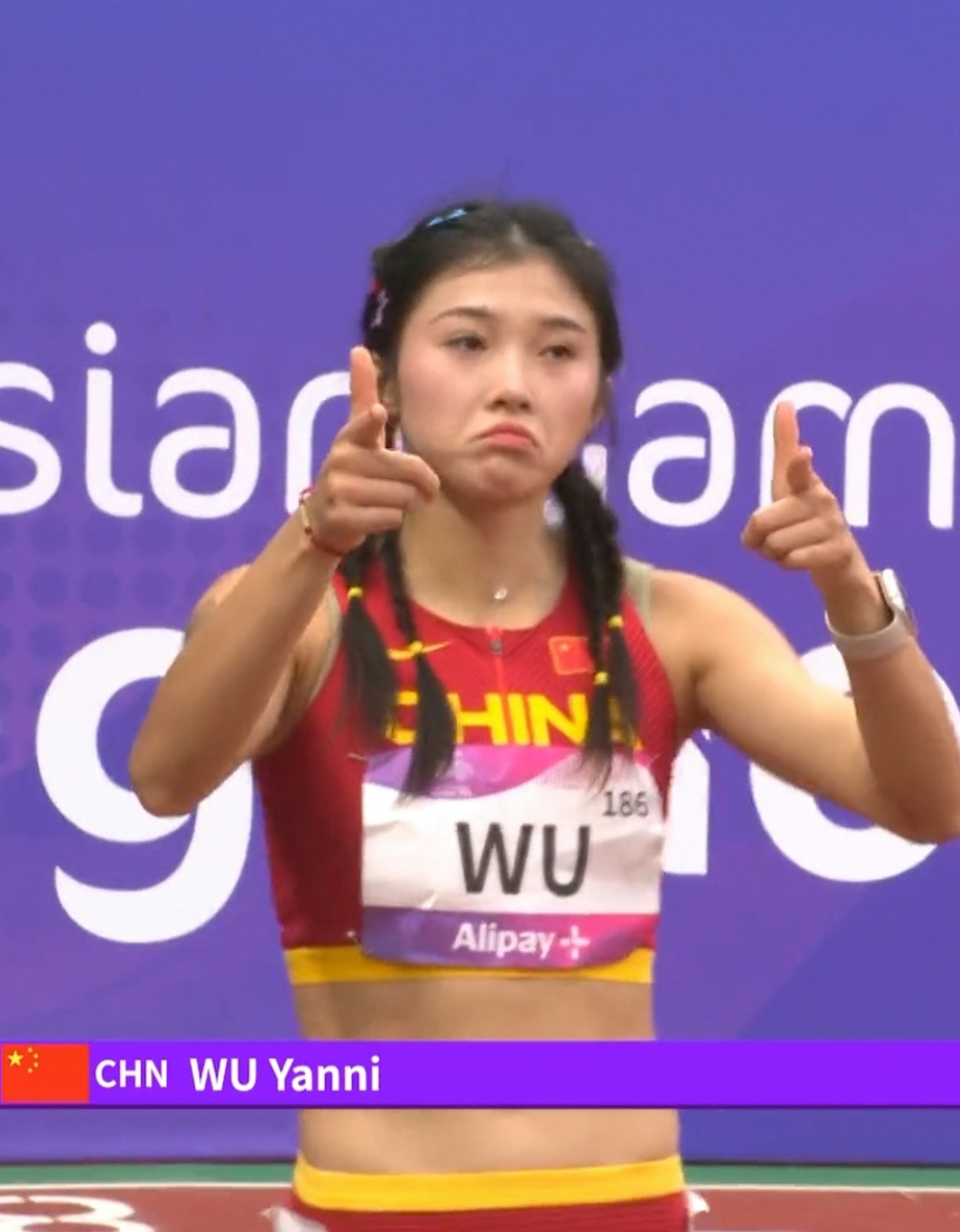 爱游戏体育- 阿扎伦卡意外战胜塞尔维亚队，出色发挥引爆全场！赢得满堂喝彩