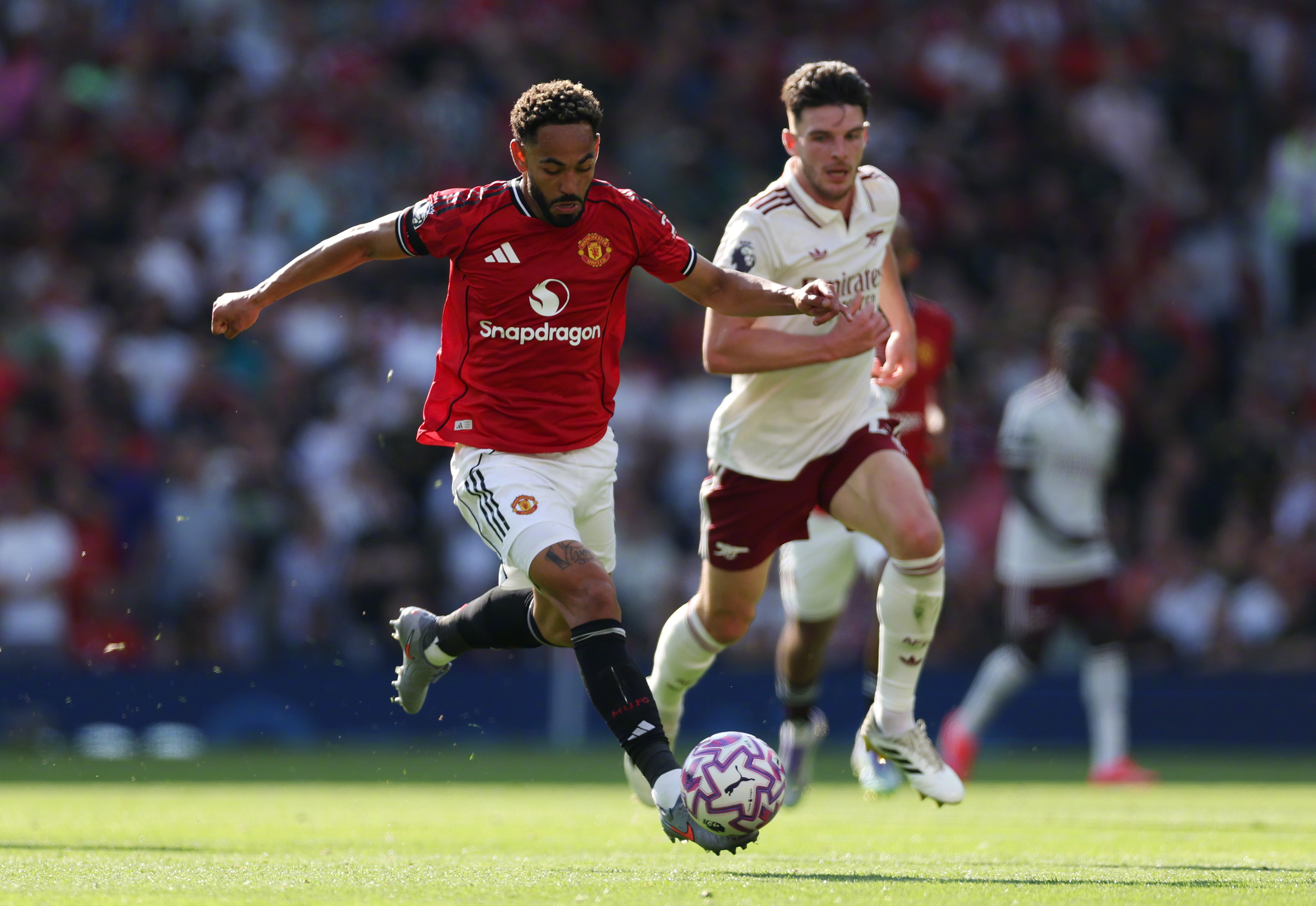 爱游戏体育-包含费德勒在曼联比赛中赛况扑朔迷离，突破纪录引发热议！的词条